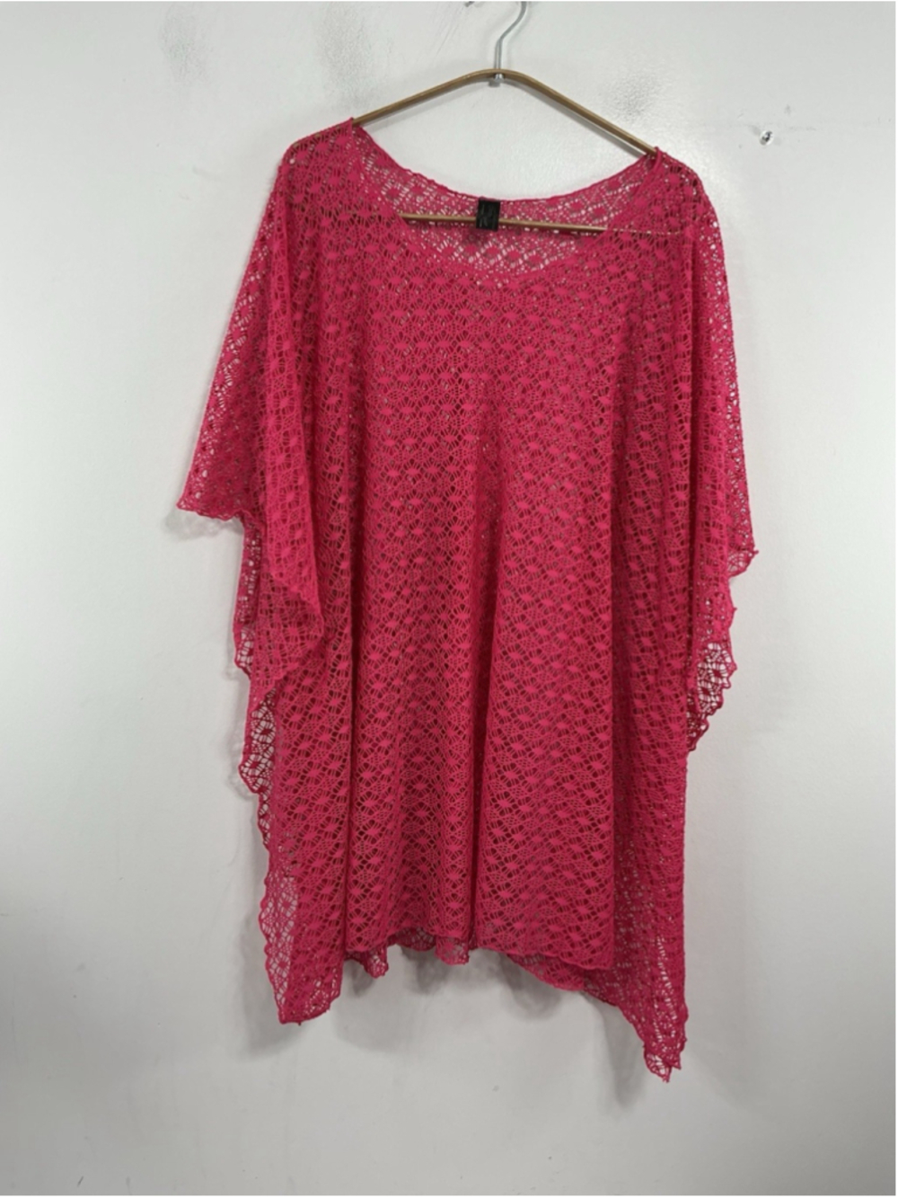 Womans NWOT Tempo By Lavello Netted Overlay Poncho Pink 1 Size